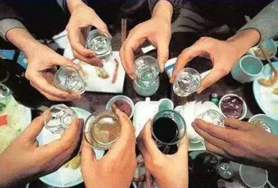日飲半斤白酒，小伙竟現“女兒身”？揭秘酒精與激素的致命關聯